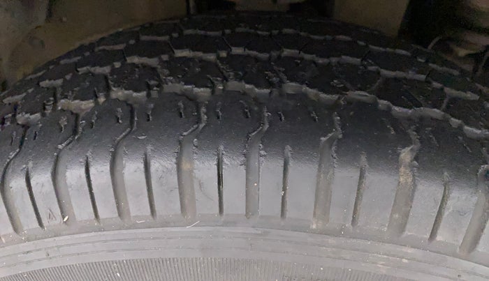 2016 Mahindra TUV300 T6, Diesel, Manual, 67,531 km, Right Front Tyre Tread