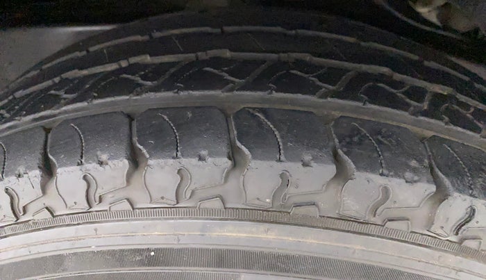 2016 Mahindra TUV300 T6, Diesel, Manual, 67,531 km, Left Rear Tyre Tread
