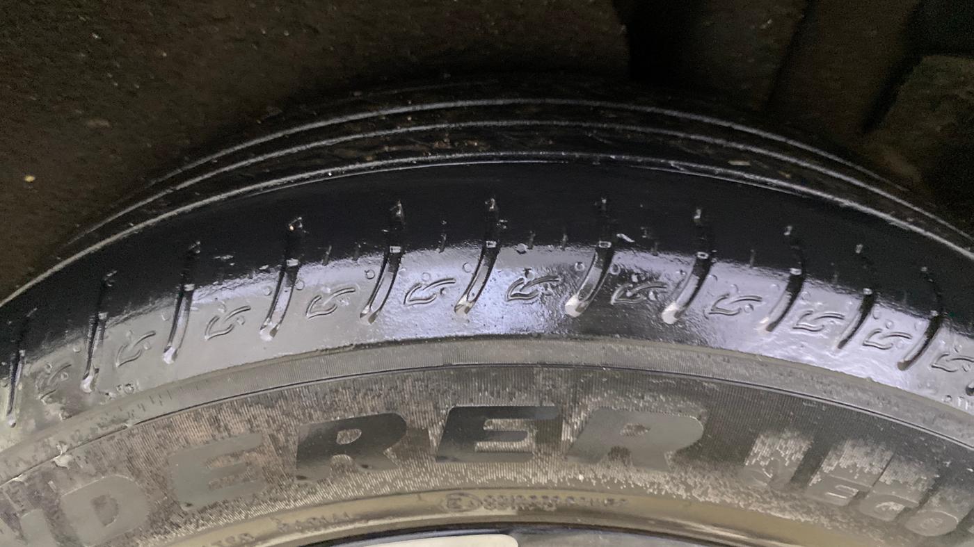 2023 KIA CARENS PRESTIGE PLUS 1.4 PETROL 7 STR, Petrol, Manual, 40,101 km, Left Rear Tyre Tread