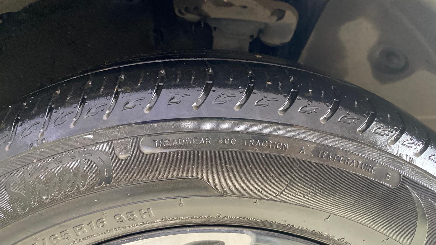 2023 KIA CARENS PRESTIGE PLUS 1.4 PETROL 7 STR, Petrol, Manual, 40,101 km, Right Front Tyre Tread