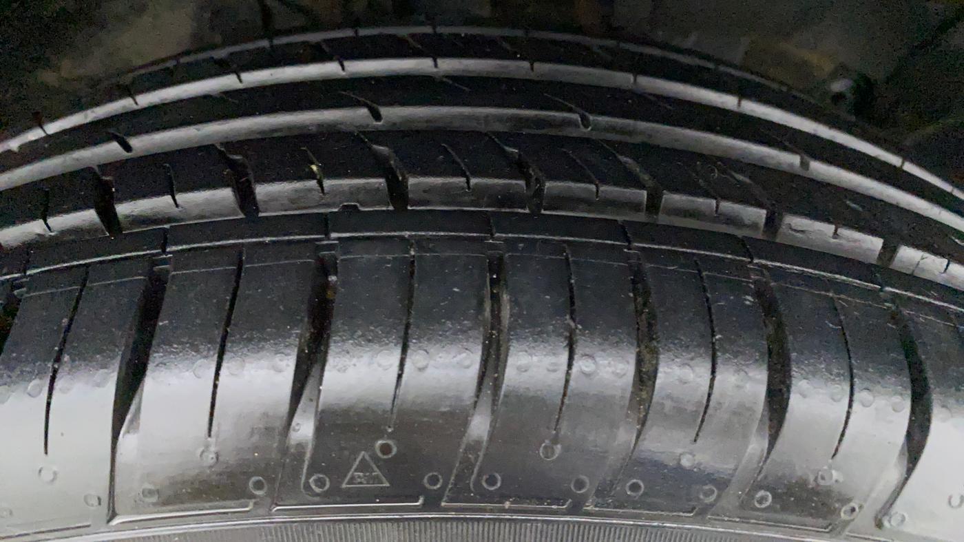 2021 Renault Duster RXZ CVT 1.3 TURBO, Petrol, Automatic, 9,885 km, Right Front Tyre Tread