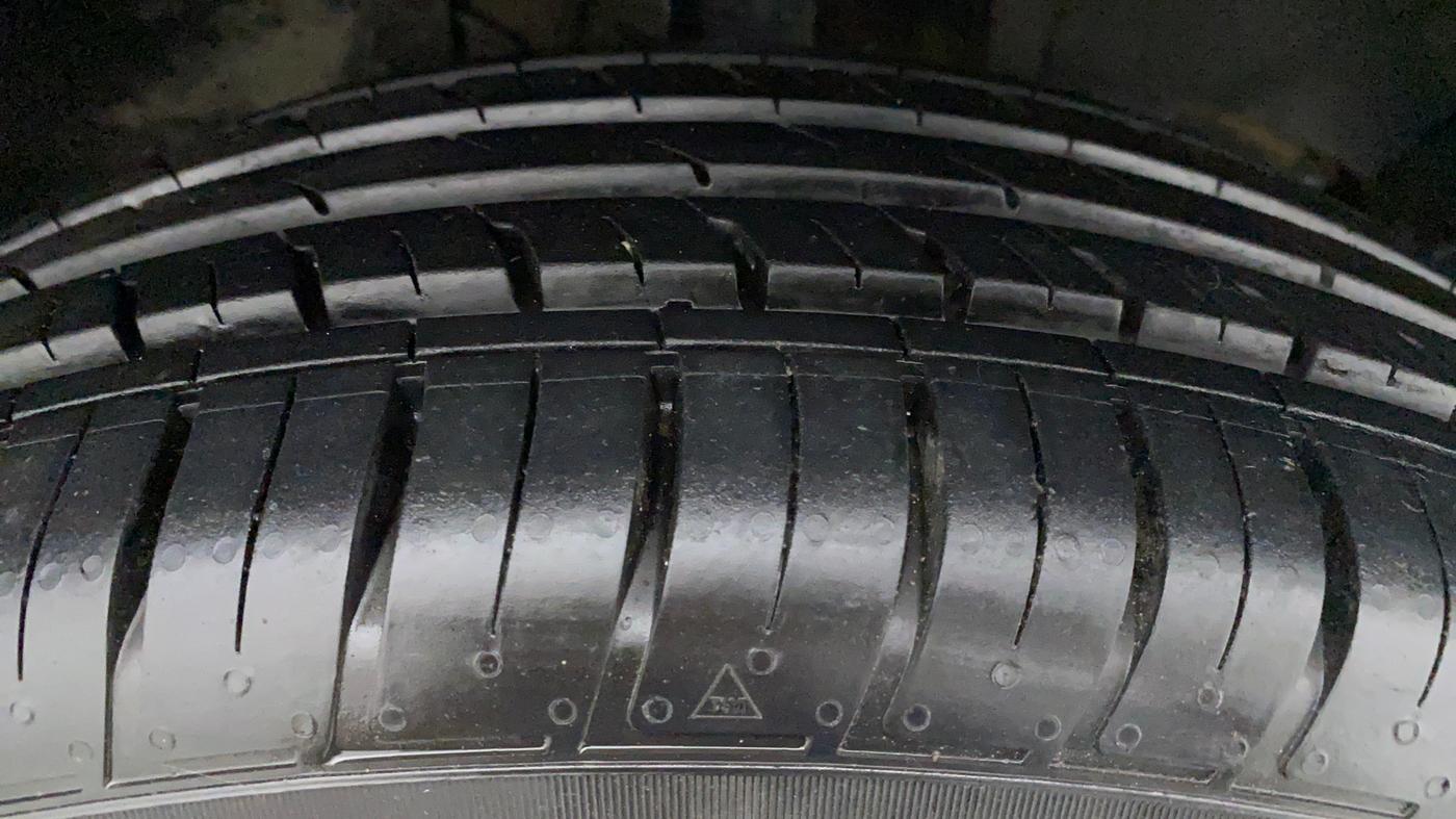 2021 Renault Duster RXZ CVT 1.3 TURBO, Petrol, Automatic, 9,885 km, Left Front Tyre Tread