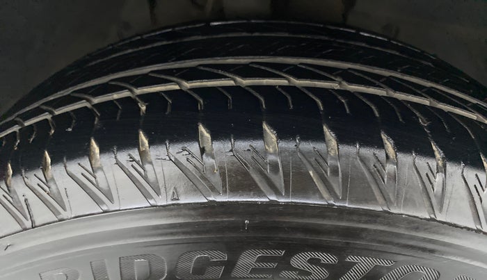 2019 Mahindra XUV500 W11 AT, Diesel, Automatic, 84,003 km, Right Front Tyre Tread