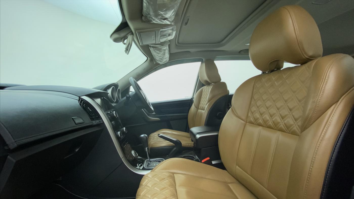 2019 Mahindra XUV500 W11 AT, Diesel, Automatic, 84,003 km, Right Side Front Door Cabin