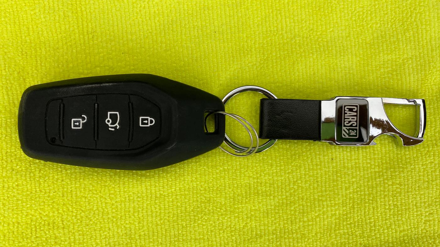 2019 Mahindra XUV500 W11 AT, Diesel, Automatic, 84,003 km, Key Close Up