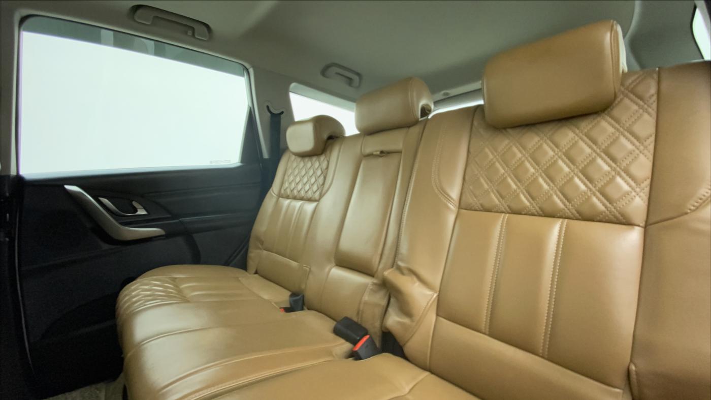 2019 Mahindra XUV500 W11 AT, Diesel, Automatic, 84,003 km, Right Side Rear Door Cabin