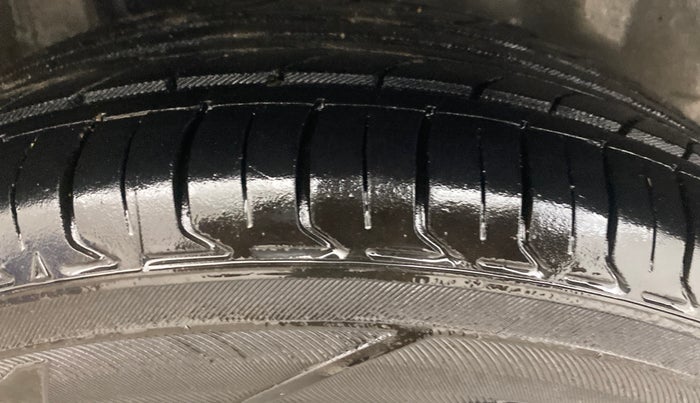 2014 Honda Amaze 1.2L I-VTEC VX, Petrol, Manual, 1,39,732 km, Right Rear Tyre Tread