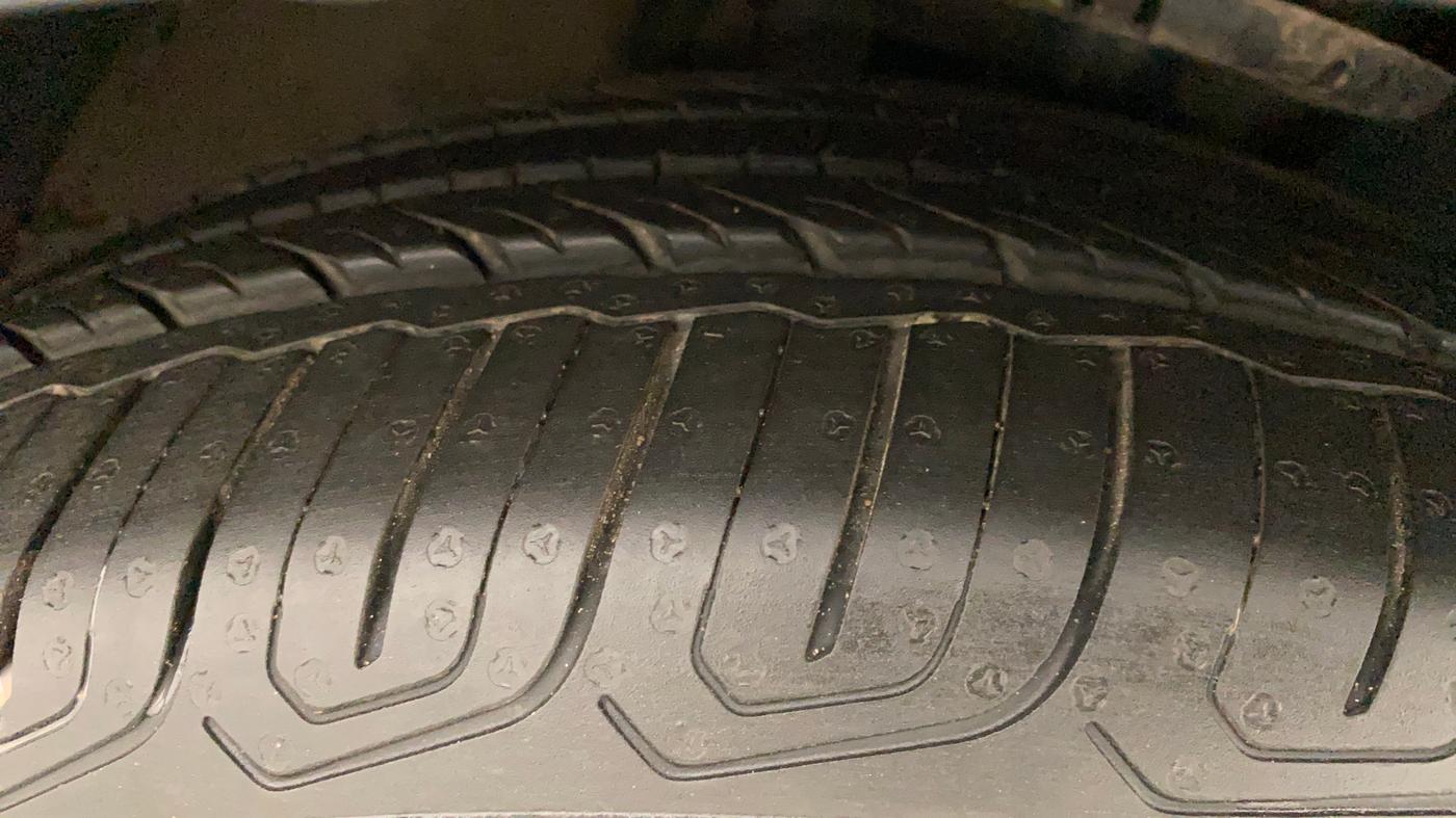 2017 Skoda Rapid STYLE 1.5 TDI AT, Diesel, Automatic, 1,06,359 km, Right Front Tyre Tread