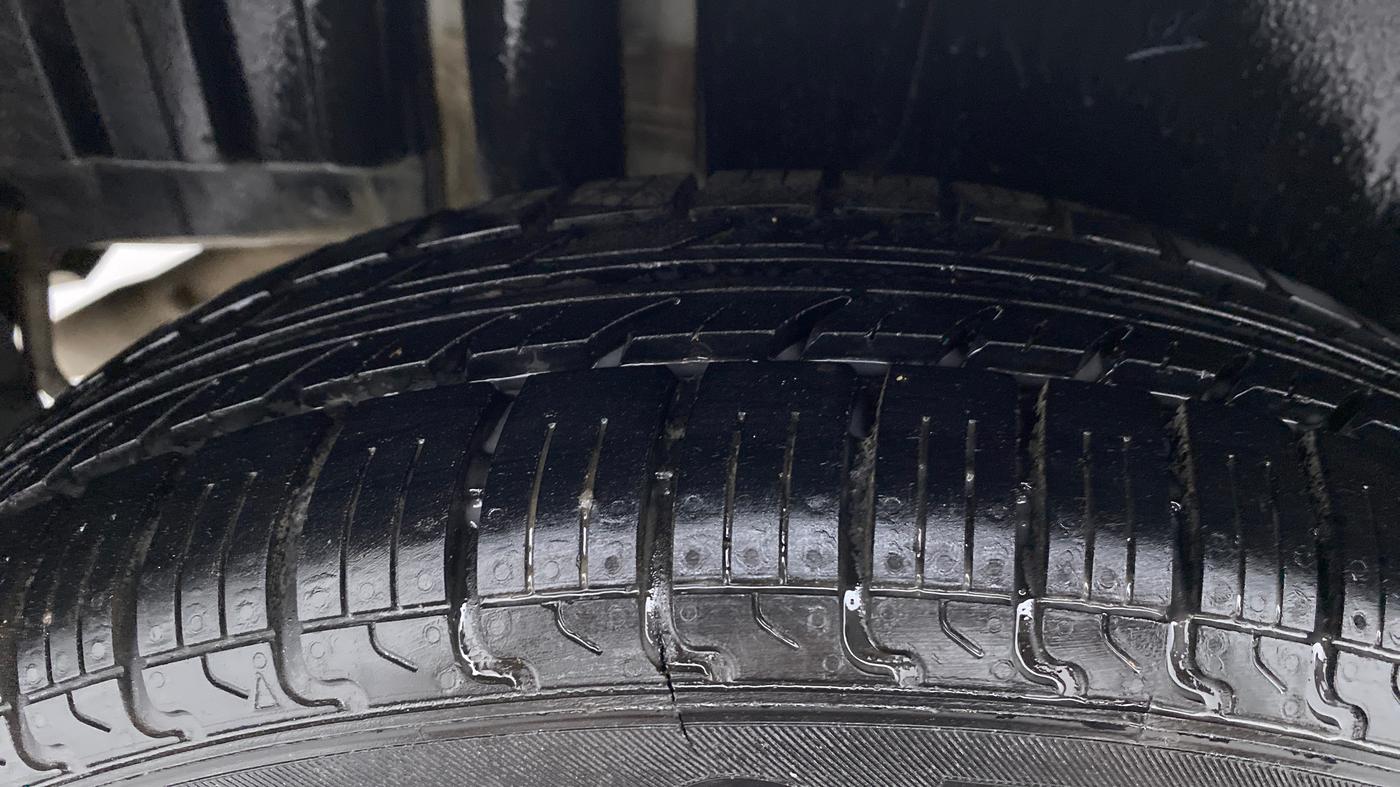 2015 Maruti Swift LXI, Petrol, Manual, 94,328 km, Right Rear Tyre Tread
