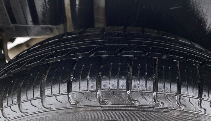 2015 Maruti Swift LXI, Petrol, Manual, 94,328 km, Right Rear Tyre Tread