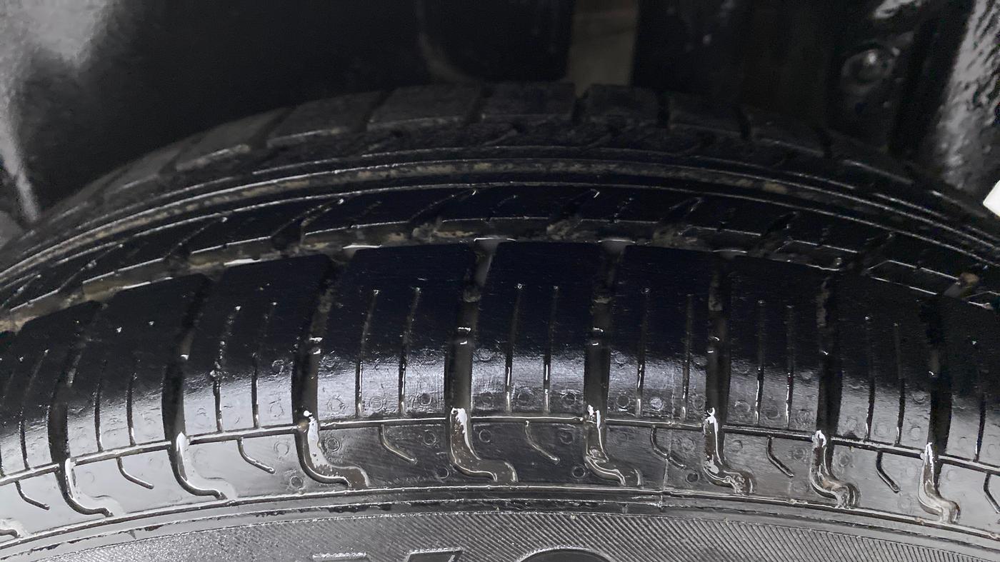 2015 Maruti Swift LXI, Petrol, Manual, 94,328 km, Left Rear Tyre Tread