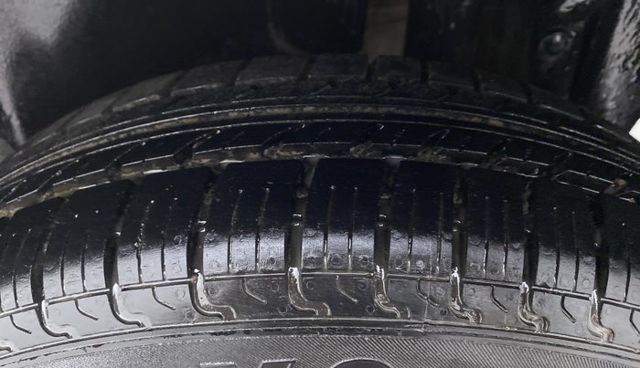 2015 Maruti Swift LXI, Petrol, Manual, 94,328 km, Left Rear Tyre Tread