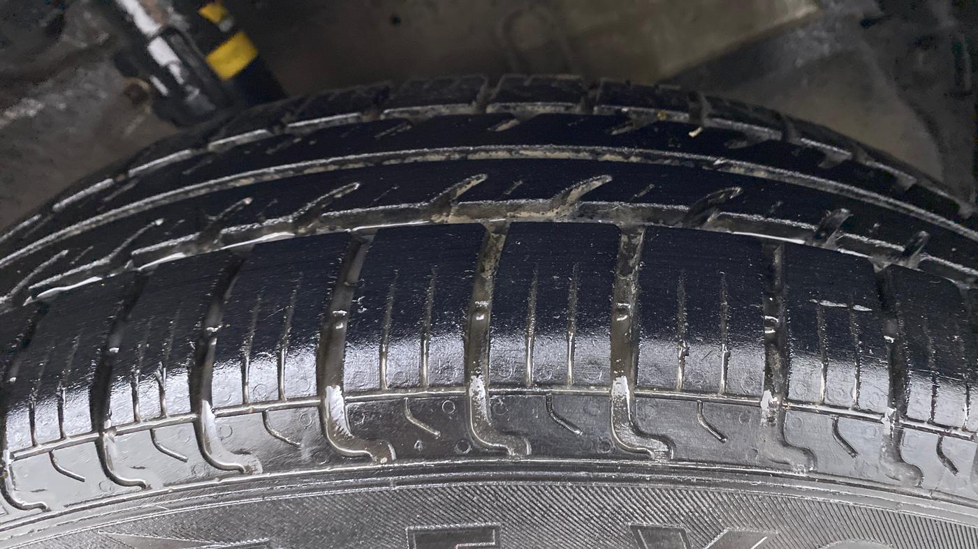 2015 Maruti Swift LXI, Petrol, Manual, 94,328 km, Right Front Tyre Tread