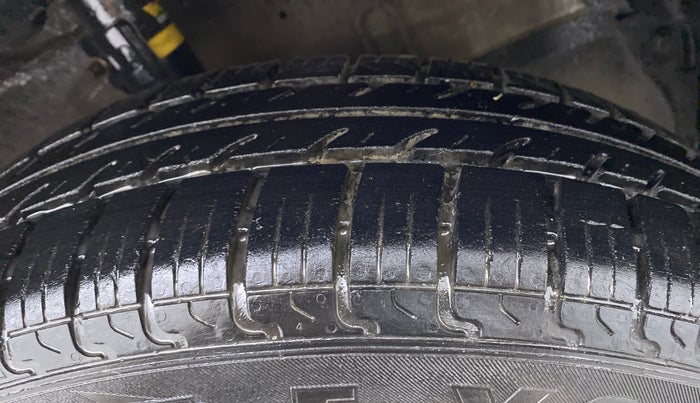 2015 Maruti Swift LXI, Petrol, Manual, 94,328 km, Right Front Tyre Tread