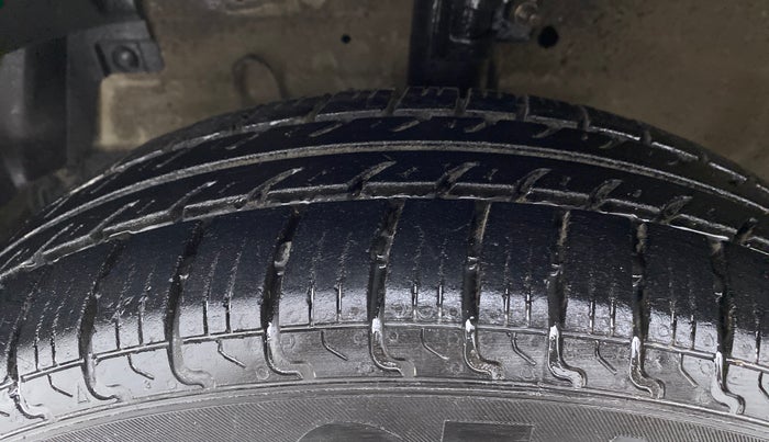 2015 Maruti Swift LXI, Petrol, Manual, 94,328 km, Left Front Tyre Tread