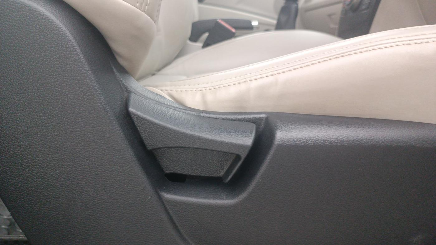 2019 Mahindra XUV300 W6 1.2 PETROL, Petrol, Manual, 53,743 km, Driver Side Adjustment Panel