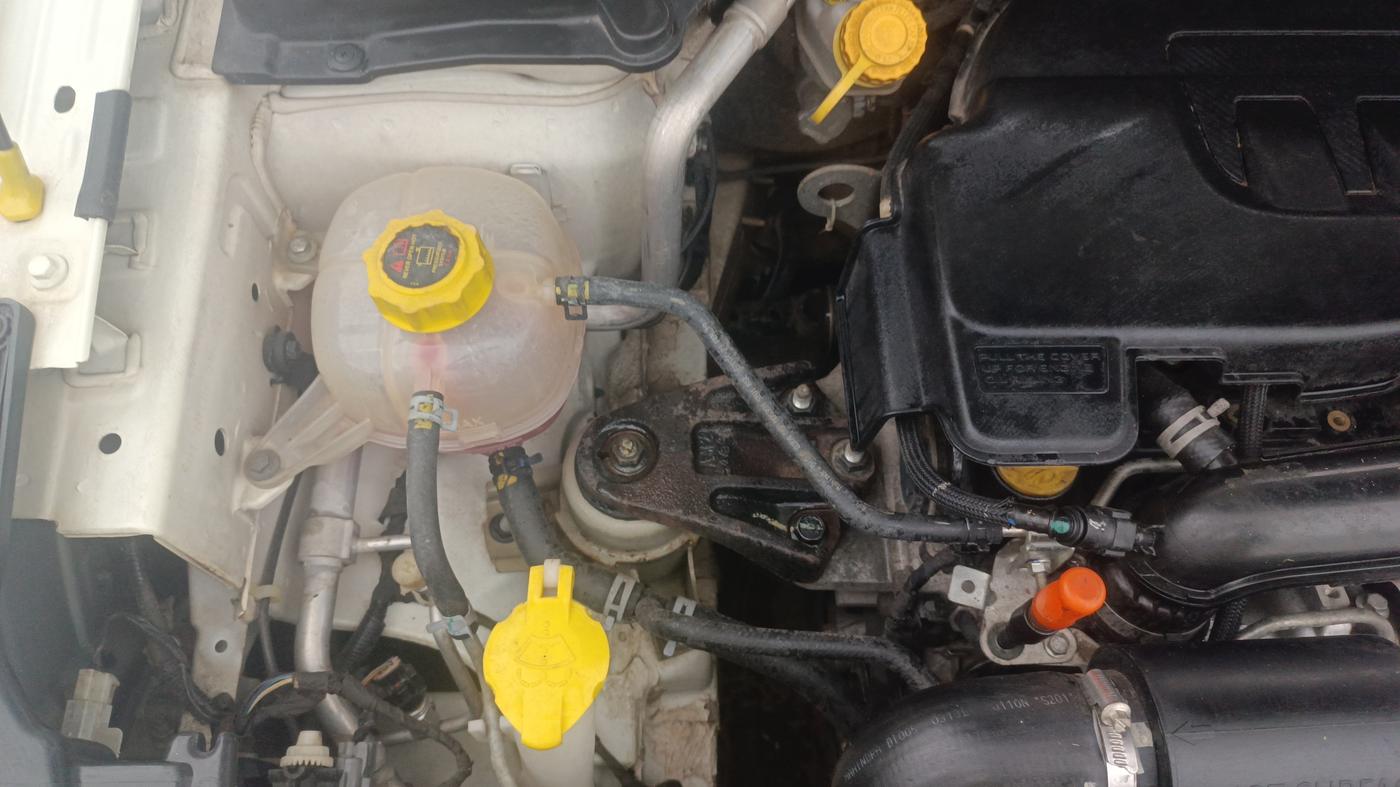 2019 Mahindra XUV300 W6 1.2 PETROL, Petrol, Manual, 53,743 km, Engine View - Right