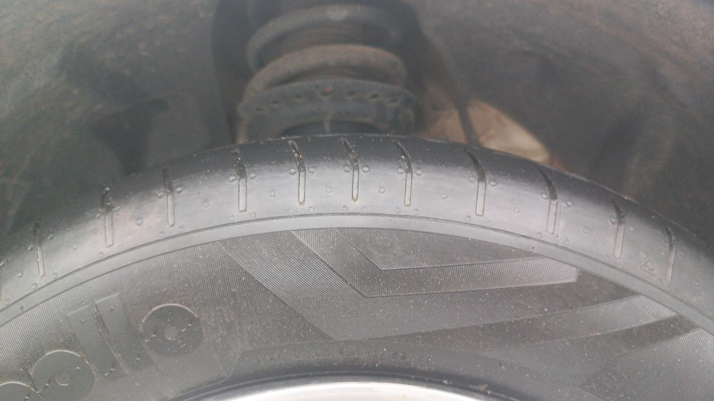 2019 Mahindra XUV300 W6 1.2 PETROL, Petrol, Manual, 53,743 km, Right Front Tyre Tread