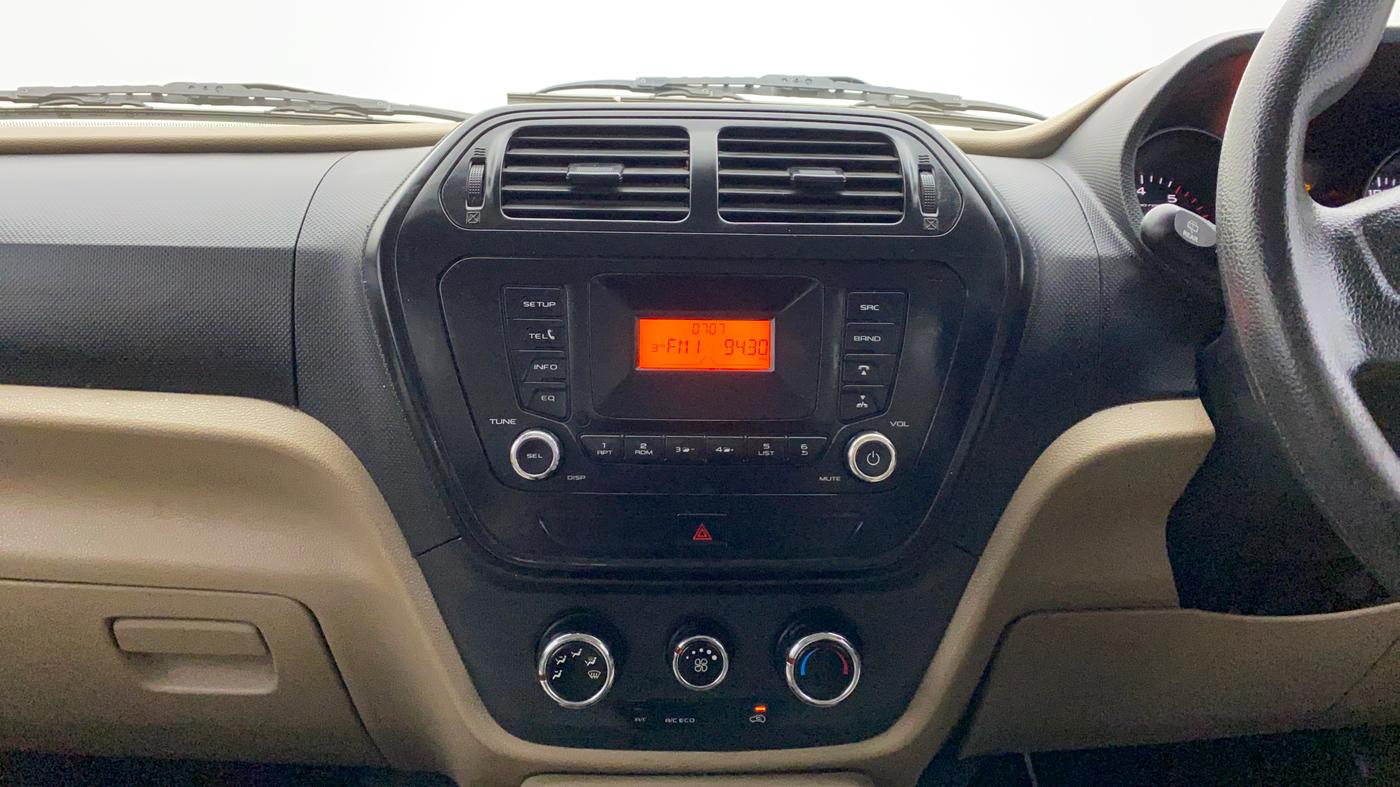 2016 Mahindra TUV300 T6+, Diesel, Manual, 42,714 km, Centre Console