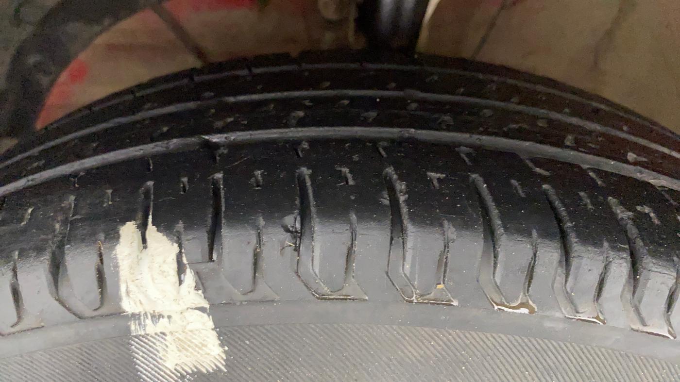 2019 Maruti Swift LXI D, CNG, Manual, 77,236 km, Left Front Tyre Tread