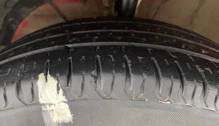 2019 Maruti Swift LXI D, CNG, Manual, 77,236 km, Left Front Tyre Tread