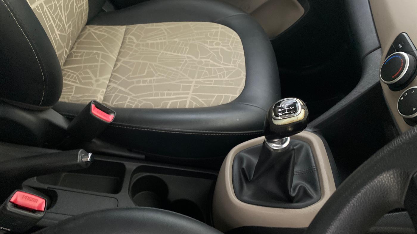2017 Hyundai Grand i10 SPORTZ (O) 1.2 KAPPA VTVT, Petrol, Manual, 20,721 km, Gear Lever