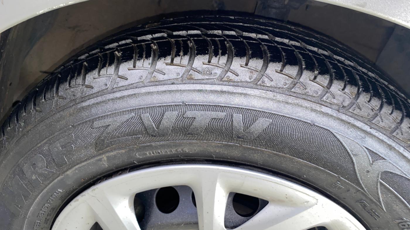 2017 Hyundai Grand i10 SPORTZ (O) 1.2 KAPPA VTVT, Petrol, Manual, 20,721 km, Right Front Tyre Tread