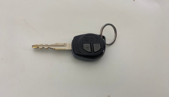 2017 Maruti Swift VXI, CNG, Manual, 1,09,405 km, Key Close Up