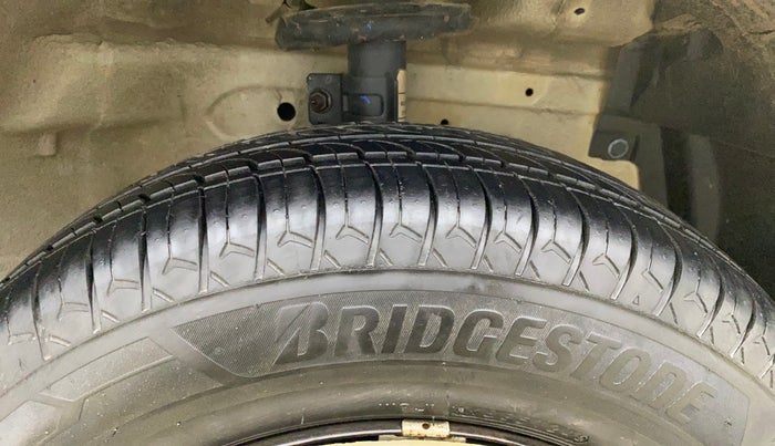 2017 Maruti Swift VXI, CNG, Manual, 1,09,405 km, Right Front Tyre Tread