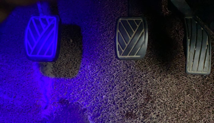 2017 Maruti Swift VXI, CNG, Manual, 1,09,405 km, Pedals