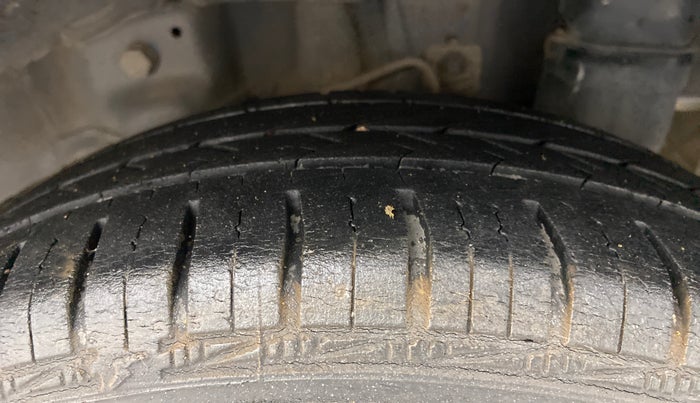 2017 Hyundai Eon MAGNA +, Petrol, Manual, 43,958 km, Left Rear Tyre Tread