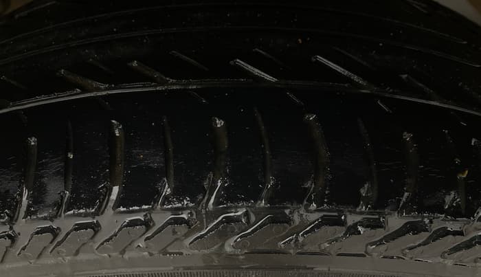 2016 Mahindra Kuv100 K4 6 STR, Petrol, Manual, 56,115 km, Right Rear Tyre Tread