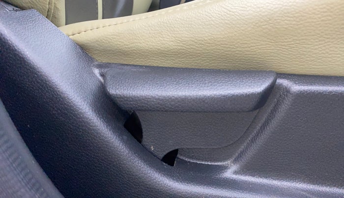 2014 Hyundai Eon SPORTZ, Petrol, Manual, 31,917 km, Driver Side Adjustment Panel