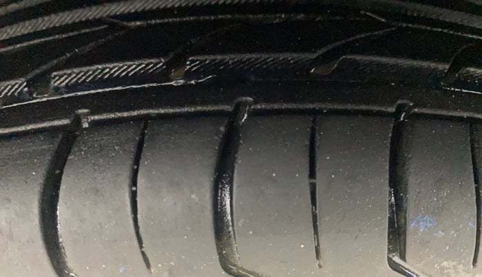 2014 Hyundai Eon SPORTZ, Petrol, Manual, 31,917 km, Left Front Tyre Tread