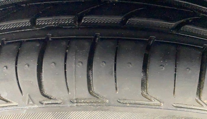 2014 Hyundai Eon SPORTZ, Petrol, Manual, 31,917 km, Right Rear Tyre Tread