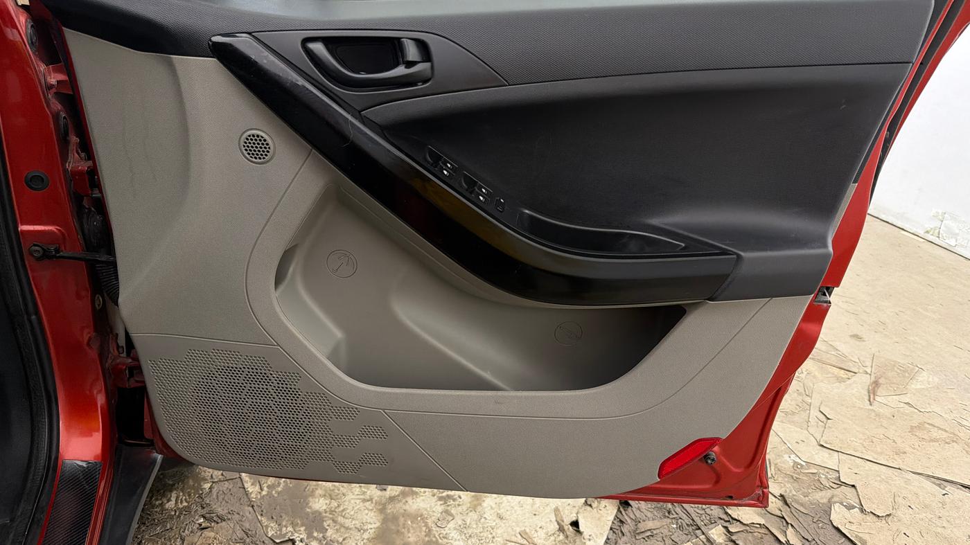 2018 Tata NEXON XM PETROL, CNG, Manual, 1,04,939 km, Driver Side Door Panels Control