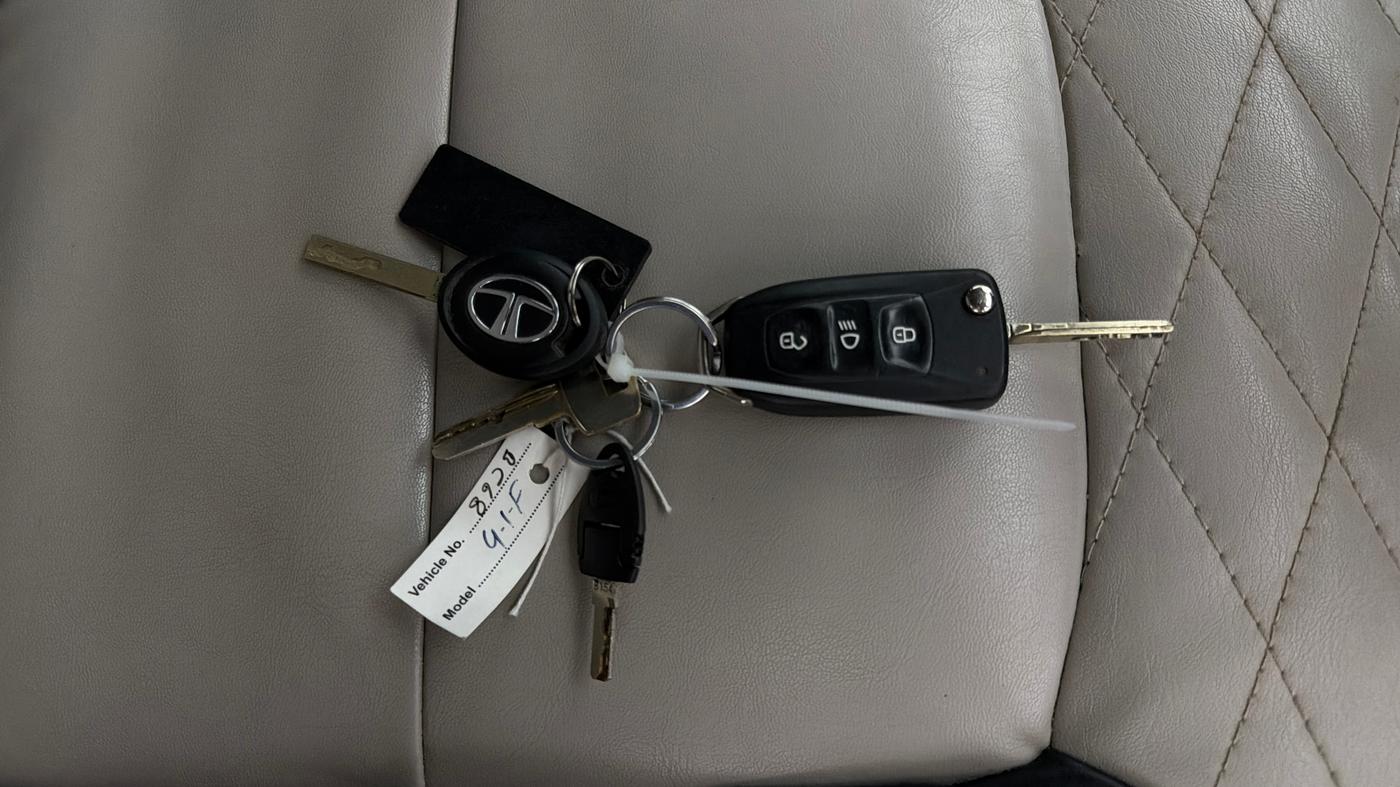 2018 Tata NEXON XM PETROL, CNG, Manual, 1,04,939 km, Key Close Up