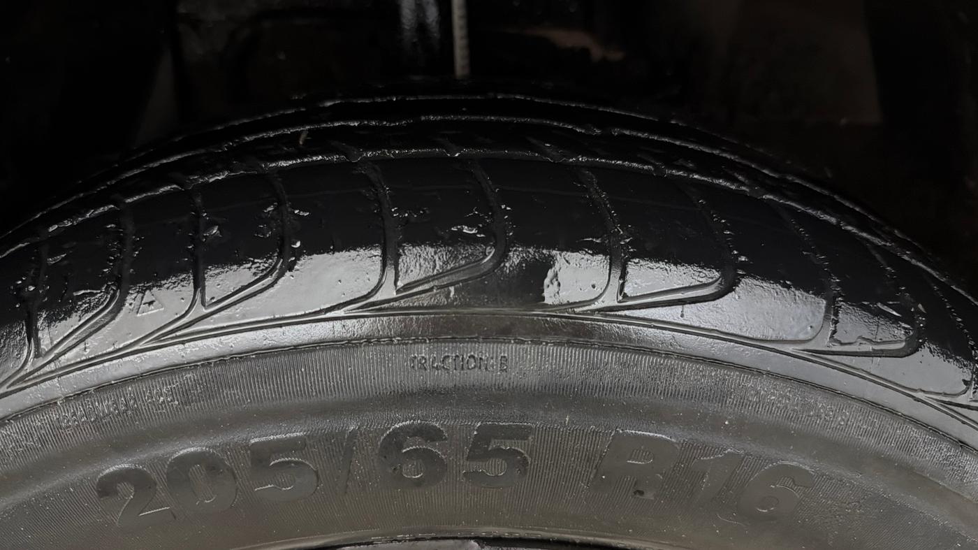 2018 Tata NEXON XM PETROL, CNG, Manual, 1,04,939 km, Right Front Tyre Tread