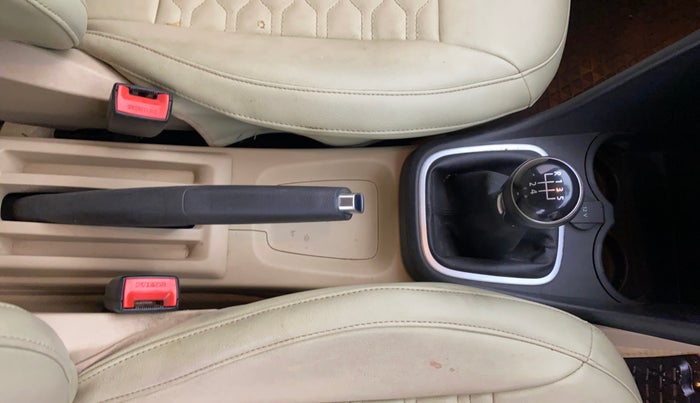 2017 Volkswagen Ameo HIGHLINE PLUS 1.0L 16 ALLOY, Petrol, Manual, 69,025 km, Gear Lever