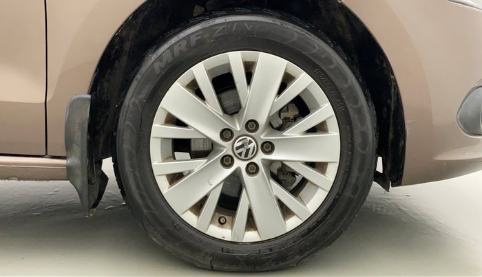 2014 Volkswagen Vento HIGHLINE PETROL AT, Petrol, Automatic, 38,782 km, Right Front Wheel