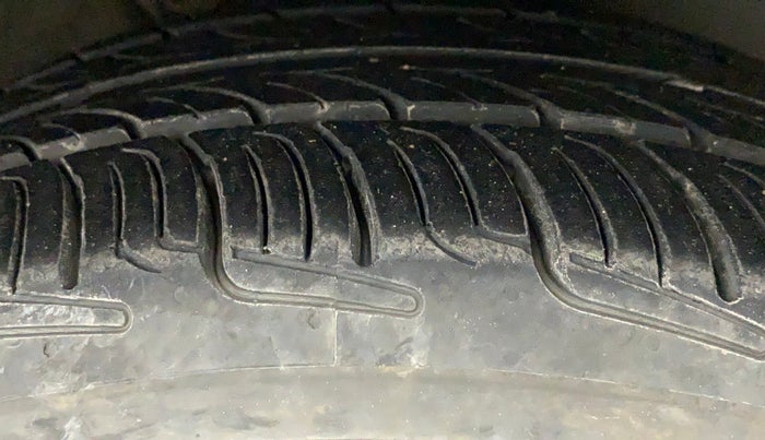 2014 Volkswagen Vento HIGHLINE PETROL AT, Petrol, Automatic, 38,782 km, Right Front Tyre Tread