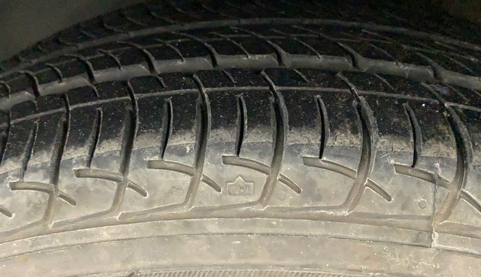 2014 Volkswagen Vento HIGHLINE PETROL AT, Petrol, Automatic, 38,782 km, Left Front Tyre Tread