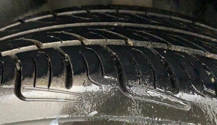 2014 Volkswagen Vento HIGHLINE PETROL AT, Petrol, Automatic, 38,782 km, Left Rear Tyre Tread