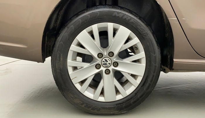 2014 Volkswagen Vento HIGHLINE PETROL AT, Petrol, Automatic, 38,782 km, Right Rear Wheel