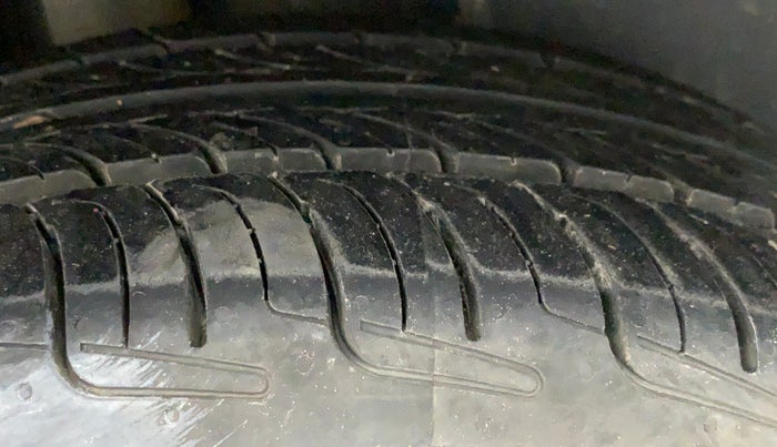 2014 Volkswagen Vento HIGHLINE PETROL AT, Petrol, Automatic, 38,782 km, Right Rear Tyre Tread