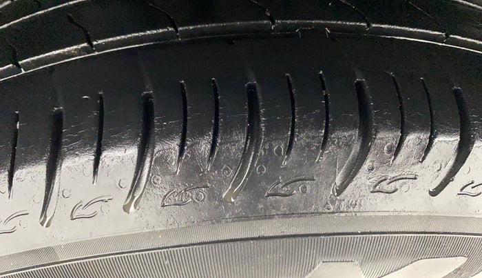 2015 Maruti Swift ZXI, Petrol, Manual, 76,416 km, Right Rear Tyre Tread