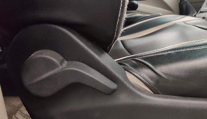 2018 Mahindra MARAZZO M2 7STR, Diesel, Manual, 85,222 km, Driver Side Adjustment Panel