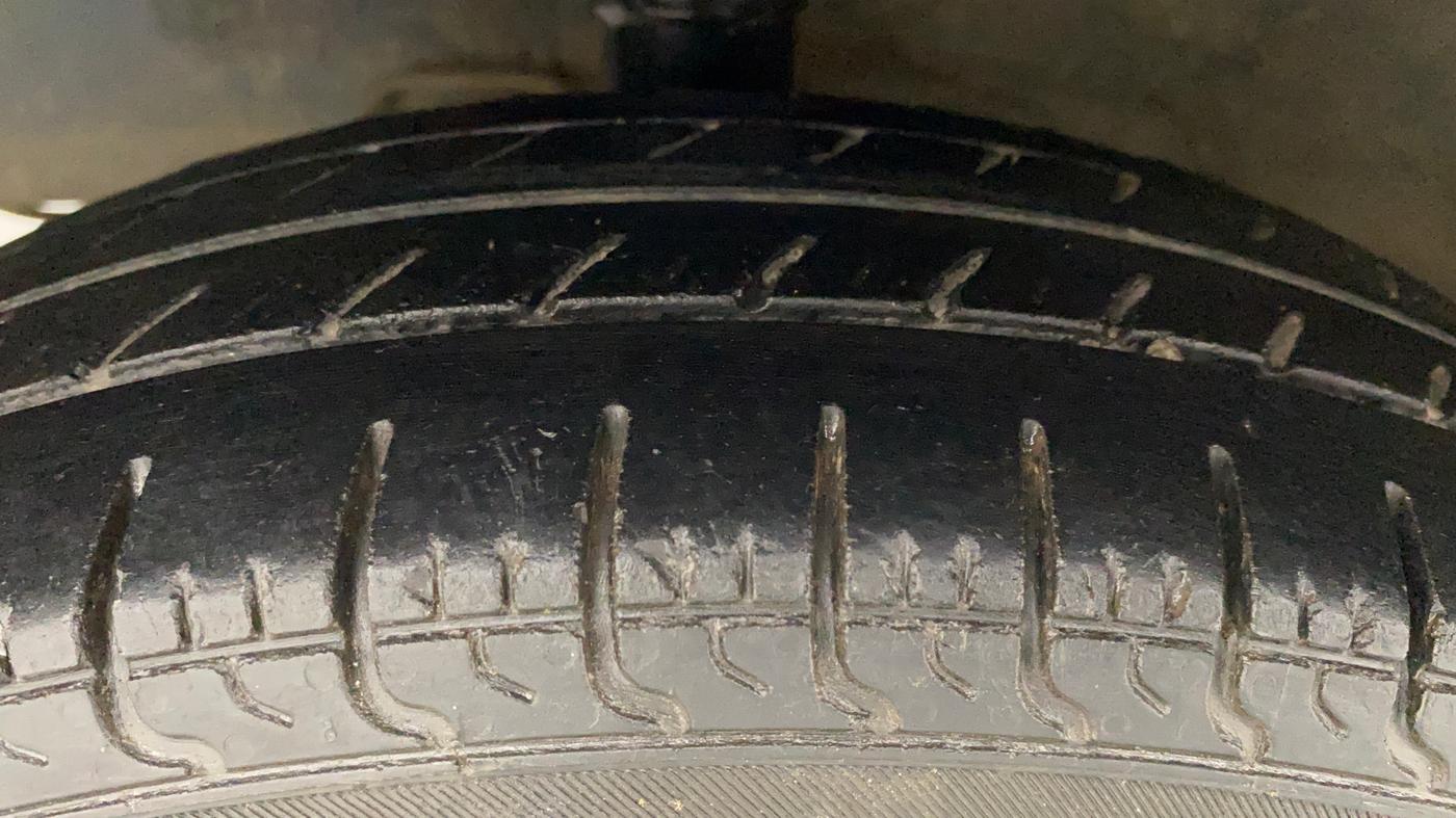 2017 Hyundai Eon ERA +, Petrol, Manual, 90,880 km, Left Front Tyre Tread