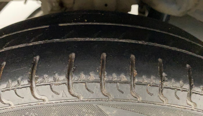 2017 Hyundai Eon ERA +, Petrol, Manual, 90,880 km, Right Rear Tyre Tread