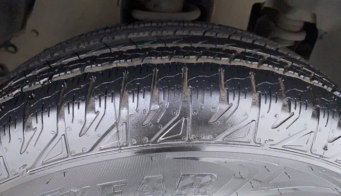 2015 Mahindra TUV300 T8, Diesel, Manual, 1,13,474 km, Right Front Tyre Tread